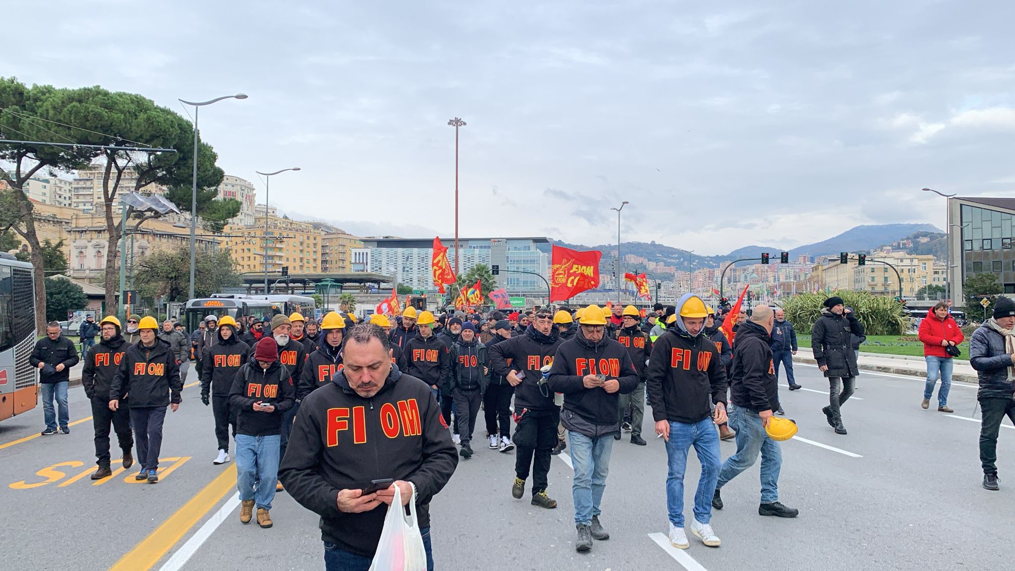 Ex Ilva, i lavoratori lasciano Brignole. Il corteo si muove verso Cornigliano