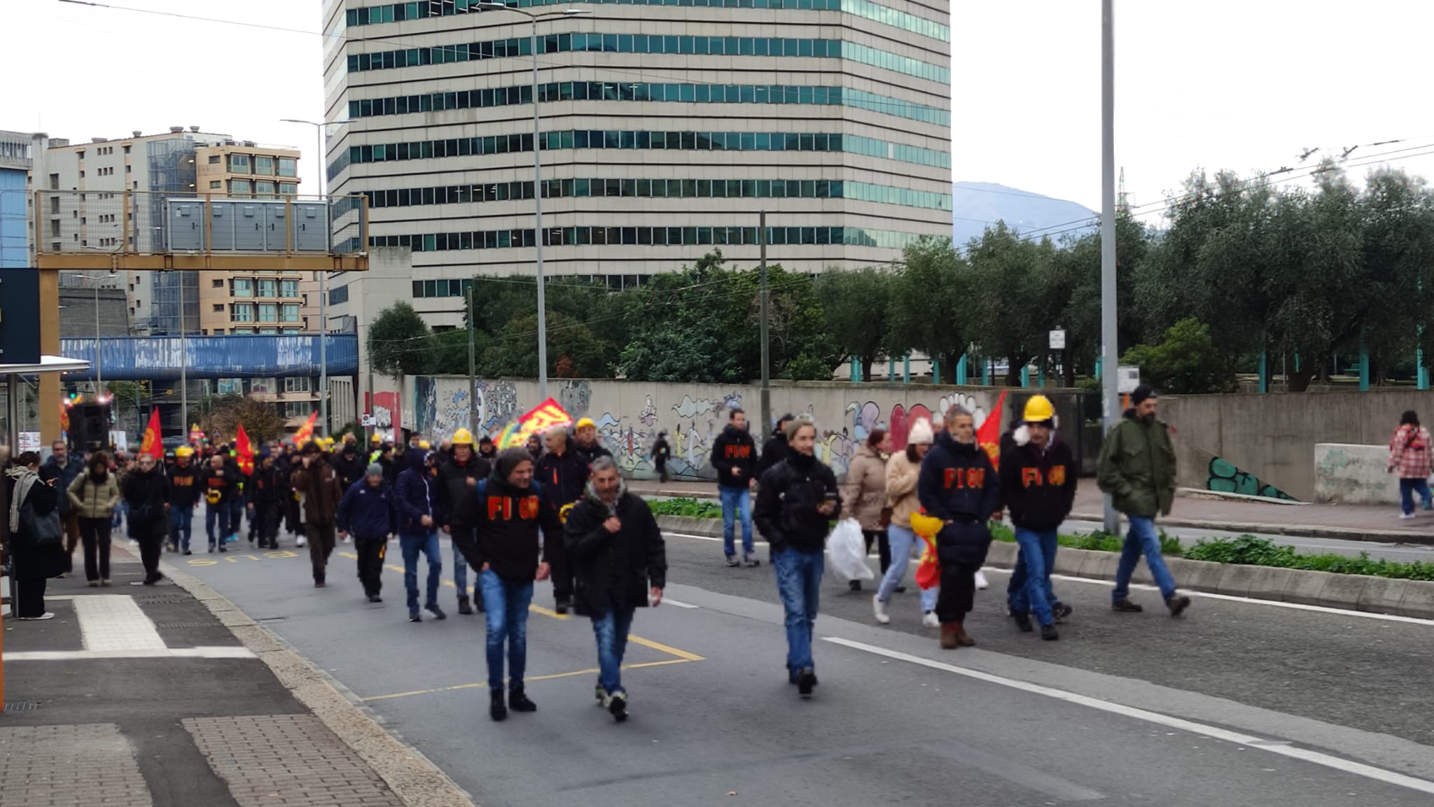 Ex Ilva, i lavoratori lasciano Brignole. Il corteo si muove verso Cornigliano