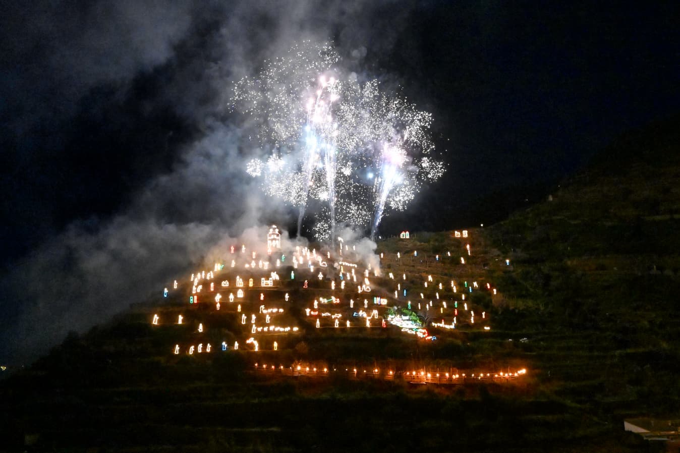 Oltre 250 figure tra i terrazzamenti, si accende il tradizionale presepe di Manarola