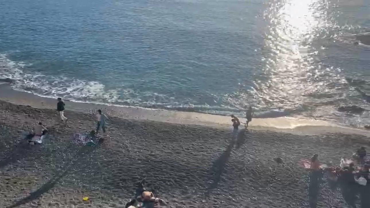 Dicembre al mare, sole e temperature primaverili... e c'è chi fa un bel bagno