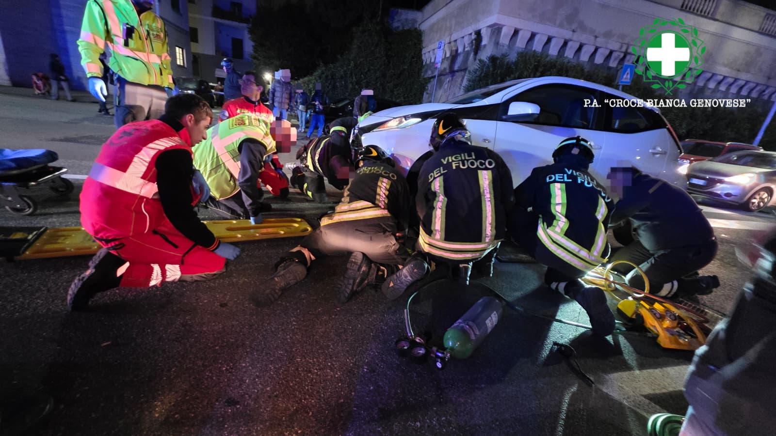 Terrore sulle strisce ad Albaro: prima investito da auto pirata, poi un'altra macchina lo travolge