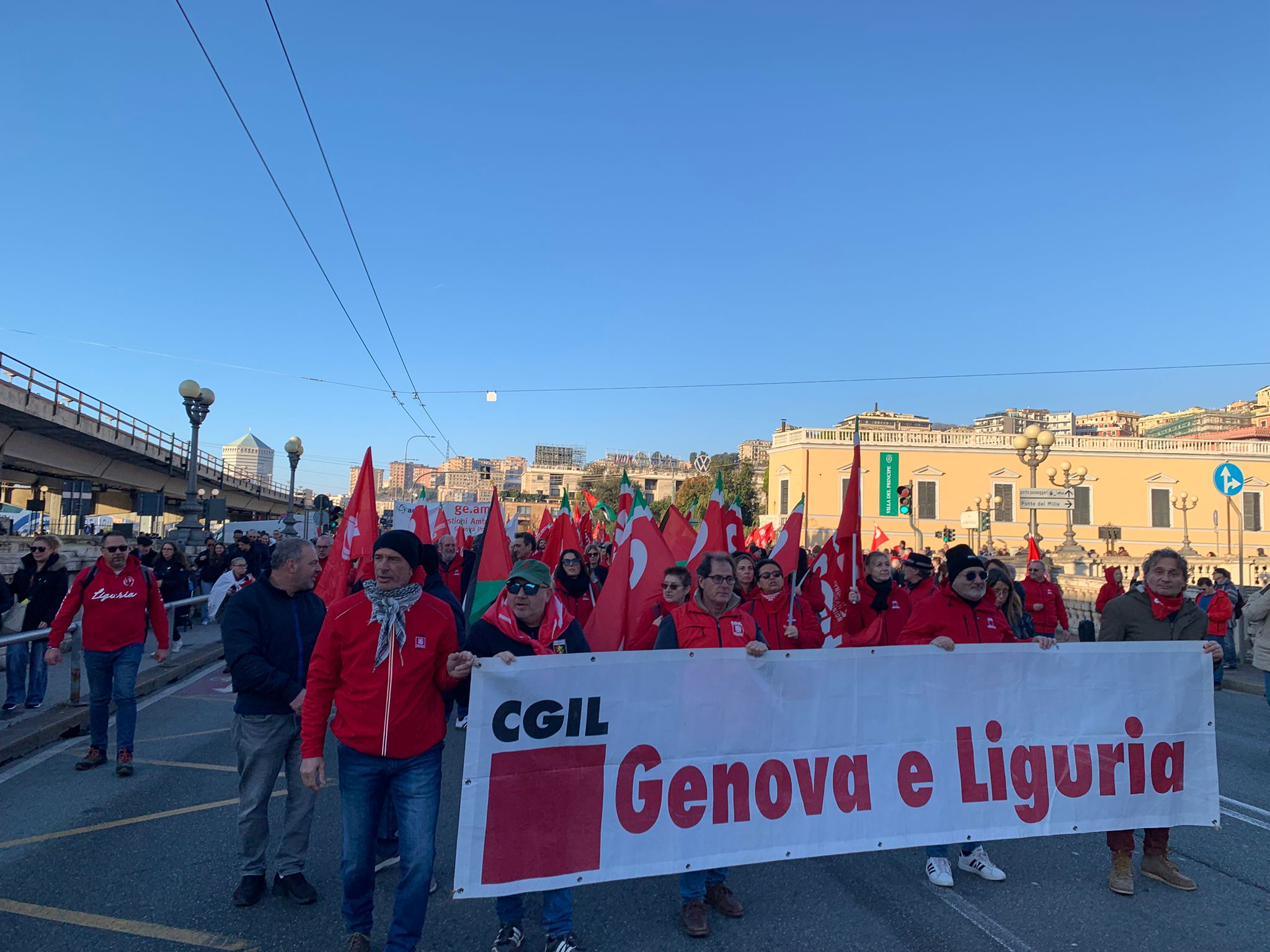 Venerdì di sciopero, a rischio trasporti e sanità. Lavoratori in corteo 