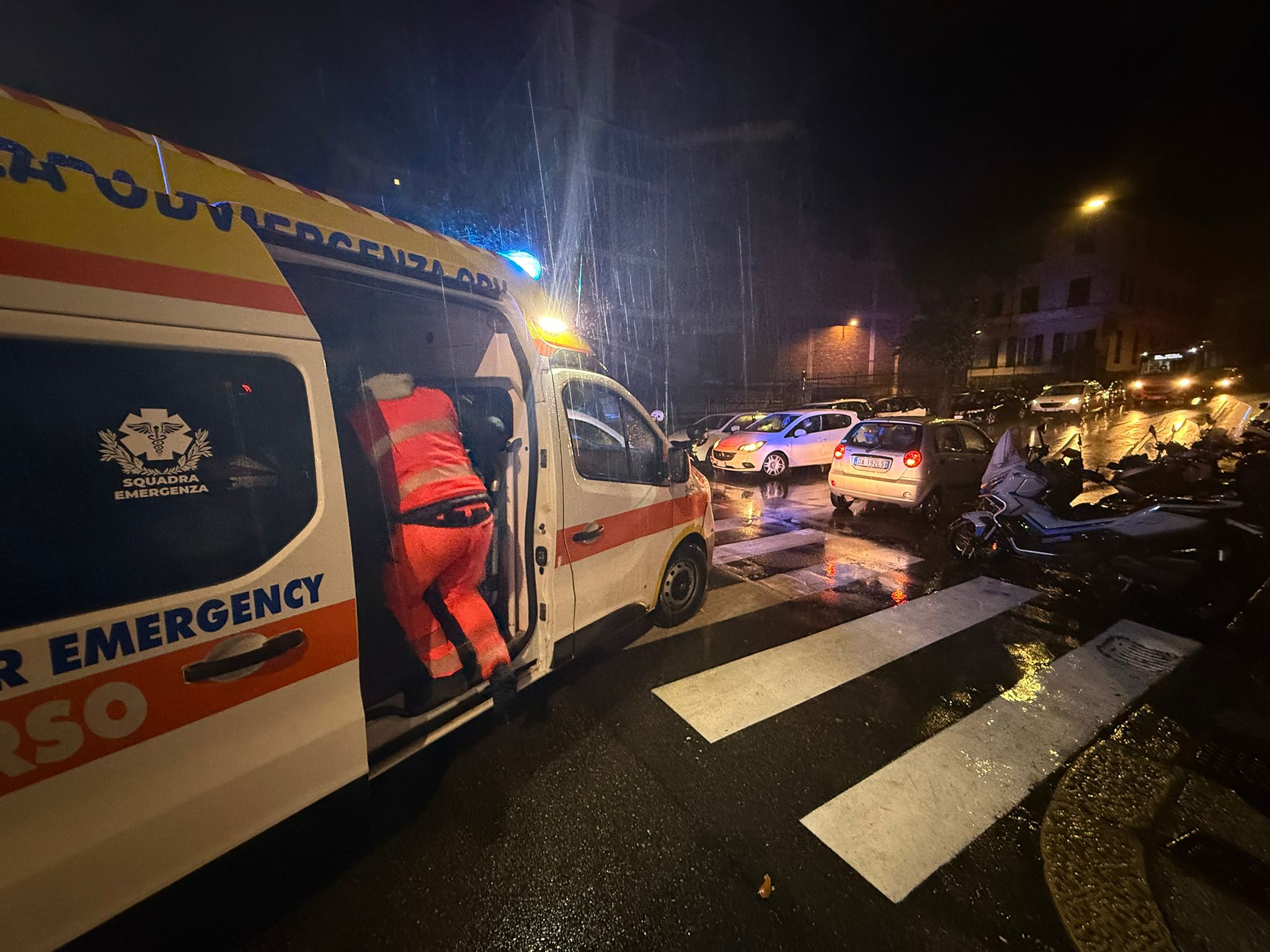 Paura in corso Sardegna, donna travolta da un'auto sulle strisce