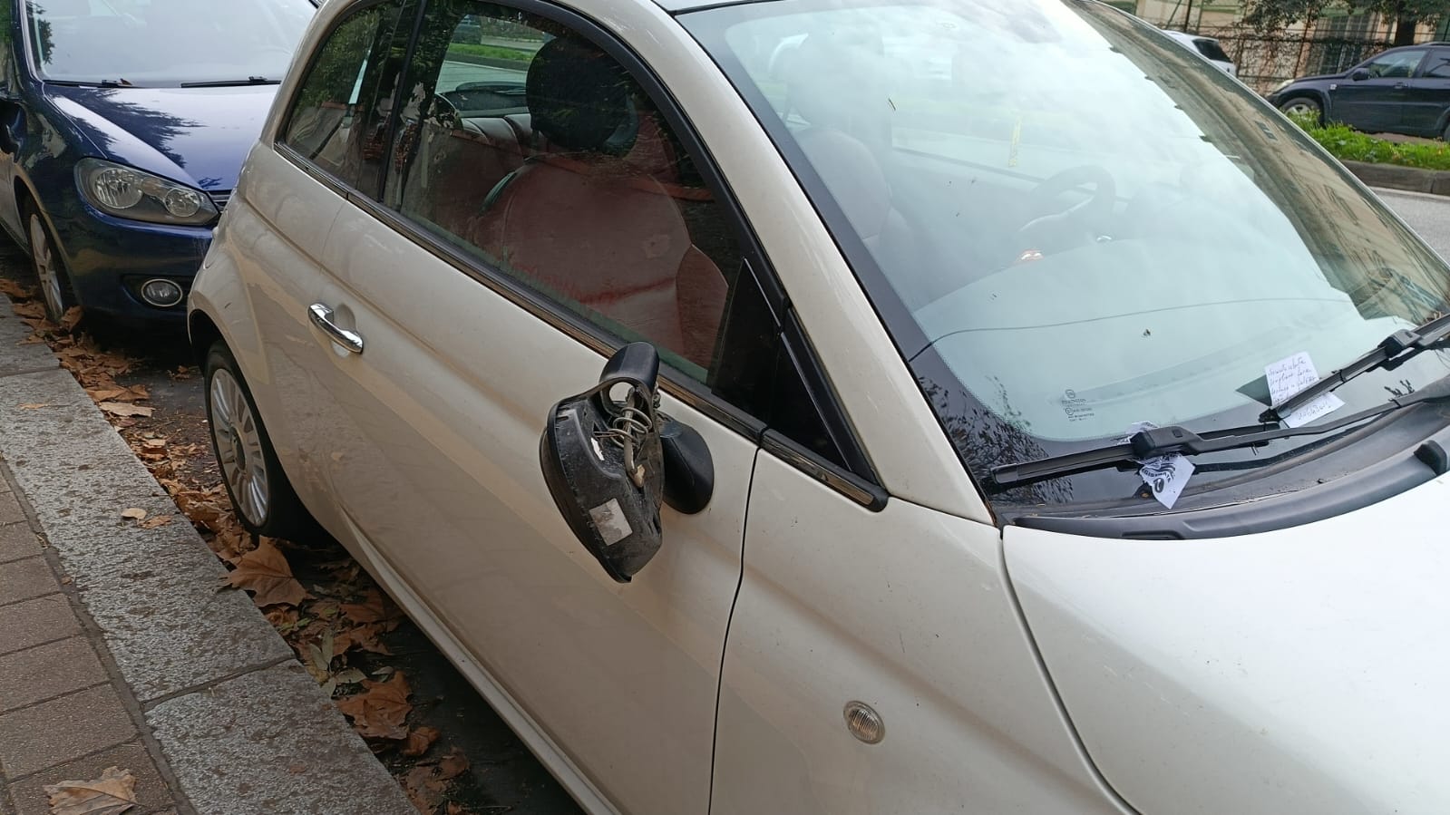 Strage di specchietti distrutti in via Cantore: caccia al responsabile