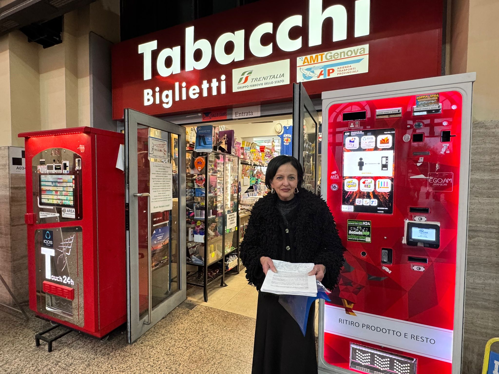 Costretta a chiudere dopo 35 anni la tabaccheria dentro la stazione di Brignole, scatta la raccolta firme per salvarla 
