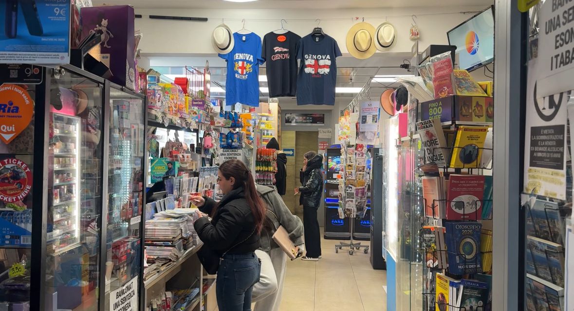 Più di 5mila firme per salvare la tabaccheria della stazione di Brignole 