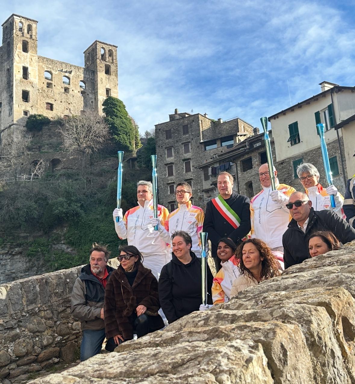 Dopo le Cinque Terre e Genova, la fiamma olimpica arriva a Dolceacqua