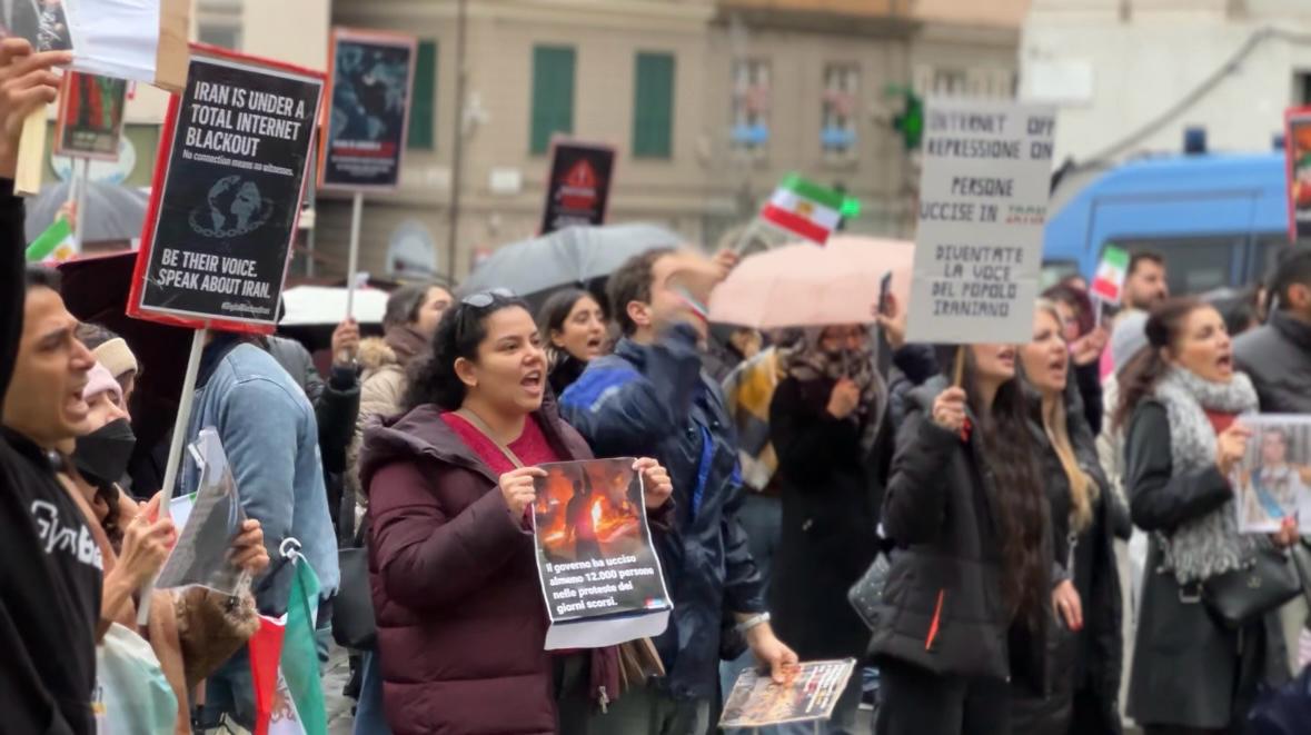 Centinaia di studenti iraniani in piazza contro il regime: 