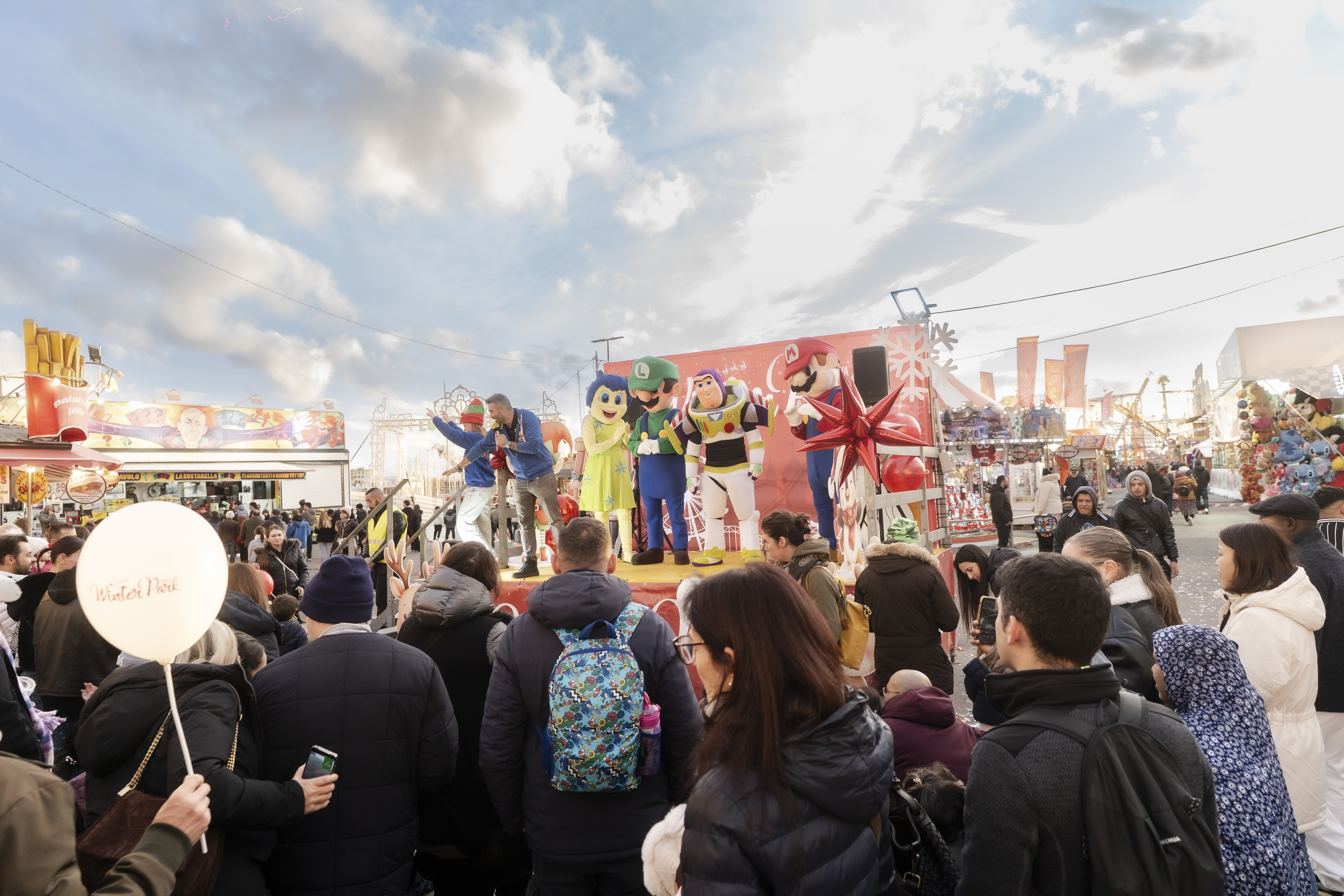 Epifania a Genova, le befane atterrano al Winter Park con un carico di dolci