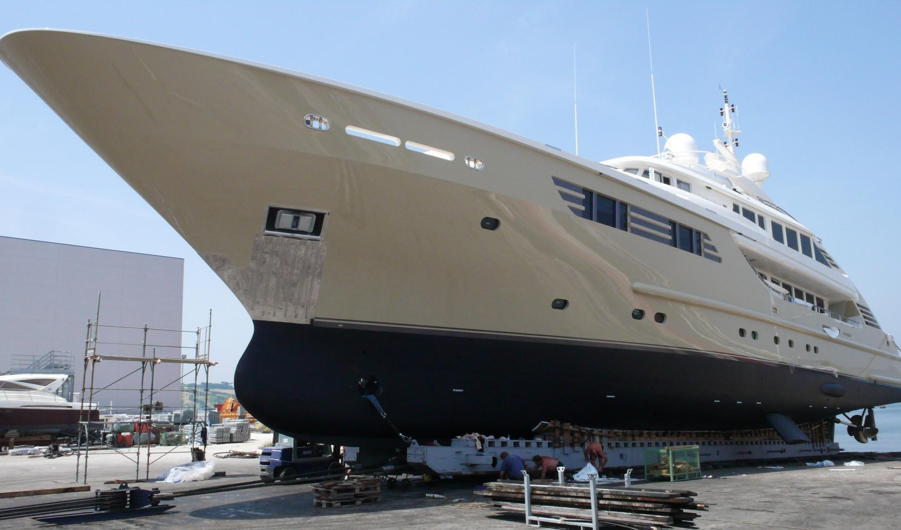 Megayacht in cantiere portuale