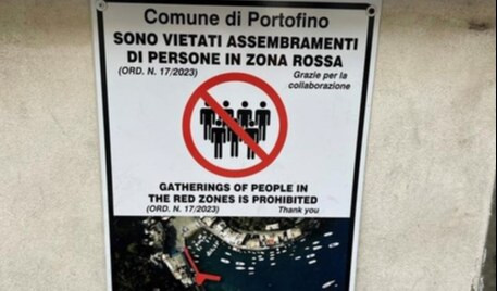 Portofino, spuntano i cartelli con le zone rosse contro il sovraffollamento