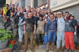 La tifoseria organizzata del Genoa in aiuto ai comuni spezzini 