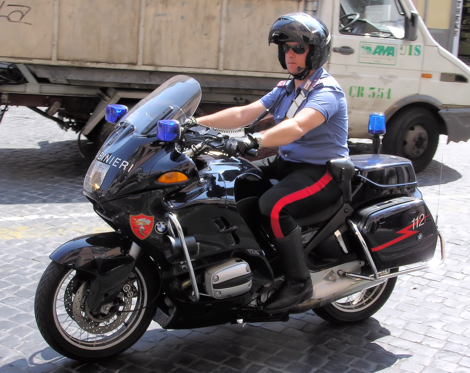 Va in caserma con il coltello e litiga con il piantone, denunciato