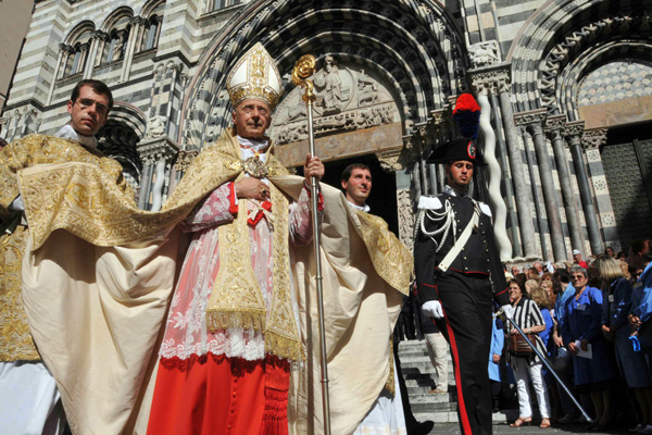 L'arca di San Giovanni sulle spalle dei lavoratori in processione