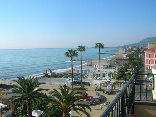 Malore in mare, uomo di 79 anni perde la vita