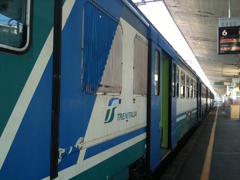 Odissea sul treno della riviera bloccato dai 