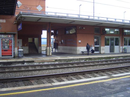 Calcinacci dal viadotto della A10, treni tornano regolari