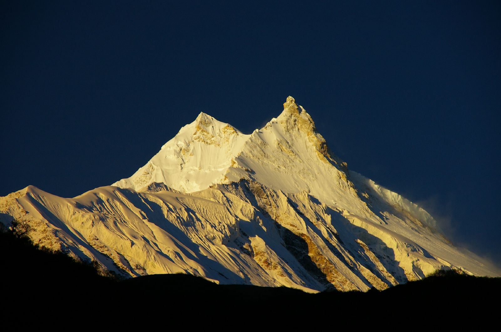 Il consigliere Rixi scala l'Himalaya alla conquista del Manaslu
