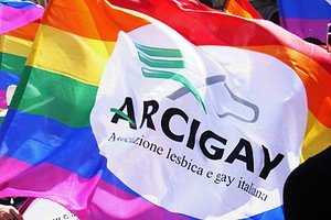 Armadio arcobaleno da record nel primo Coming Out Day a Genova