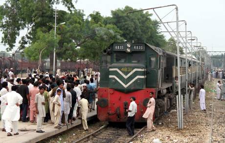 Attentato a treno in Pakistan, bilancio di 6 morti e 14 feriti