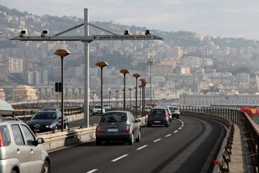Auto ribaltata, chiusa sopraelevata di Via delle Casacce