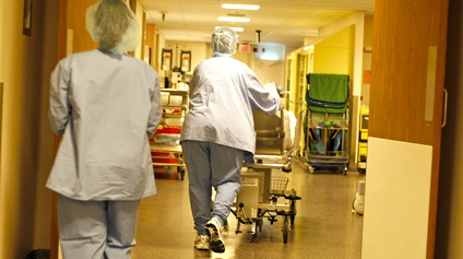 Accende il camino con l\'alcol, ustionato pensionato