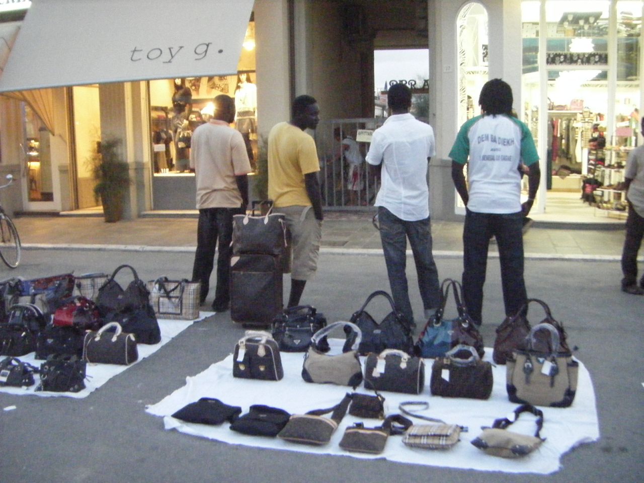 Compra una borsa falsa di Prada da un ambulante, francese denunciata