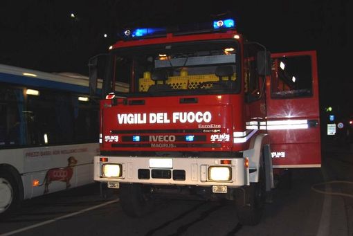 Incendio in via Trasta, le fiamme lambiscono le abitazioni