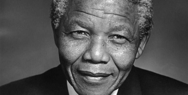 Il feretro di Mandela è arrivato nel villaggio natale di Qunu, domani la sepoltura