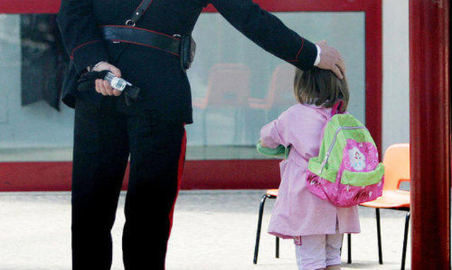 Bimba tolta alla madre, la donna chiede 