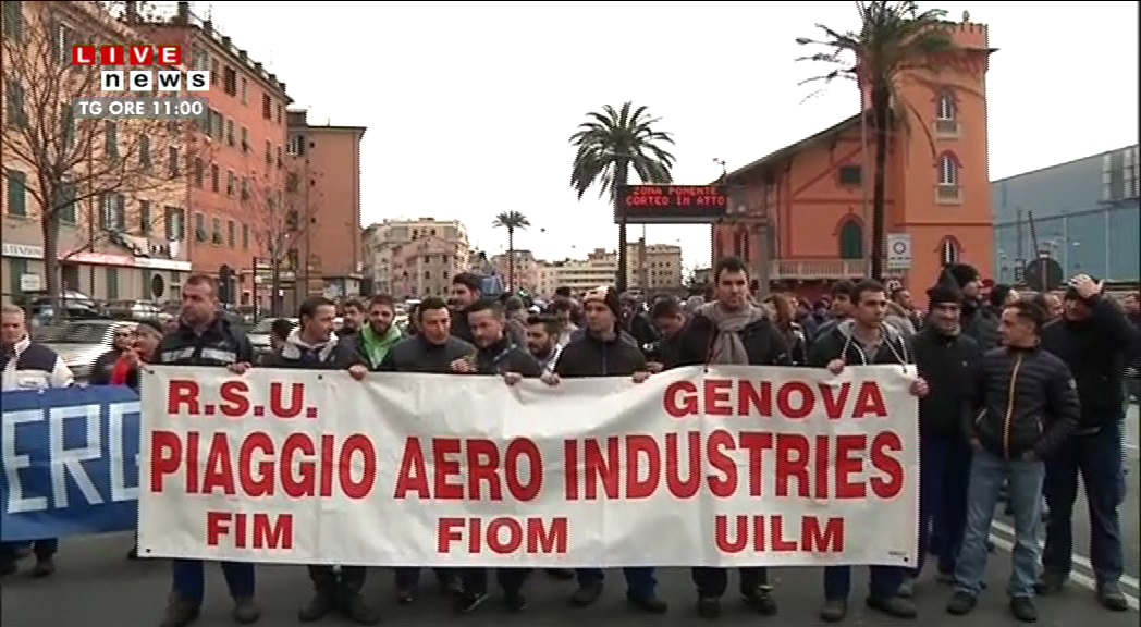 I lavoratori Piaggio bloccano la zona dell'aeroporto di Genova