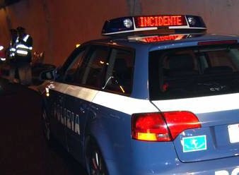 Tir sbanda e perde il carico sull'autostrada A26 bloccata tra Voltri e Masone