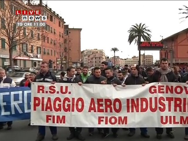 Piaggio Aero vende dei macchinari, i lavoratori bloccano l'azienda 
