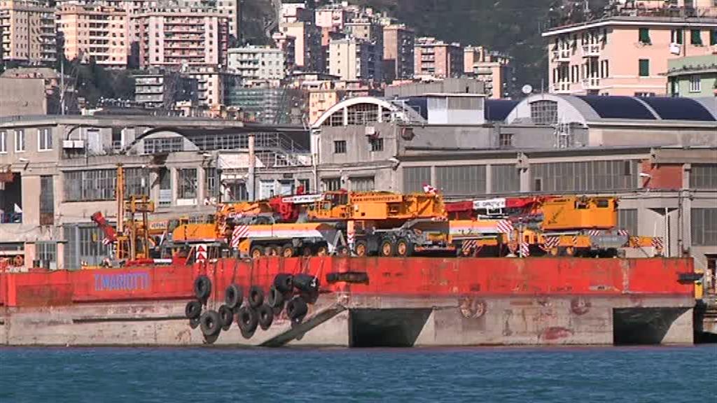 Ecco la chiatta che trasporterà le gru: ma il mare non è 