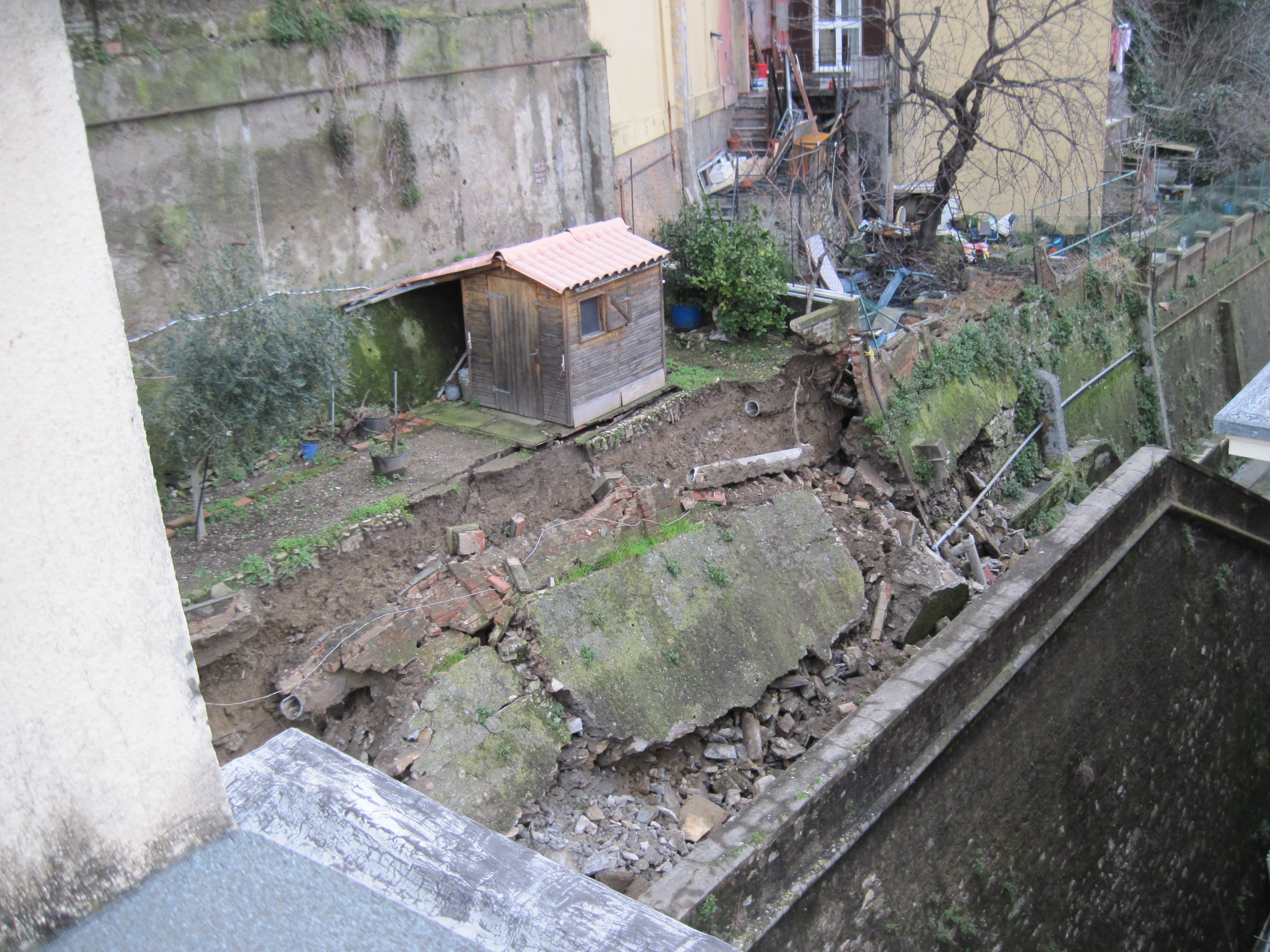 Frana in via Montaldo, 18 famiglie evacuate nella notte