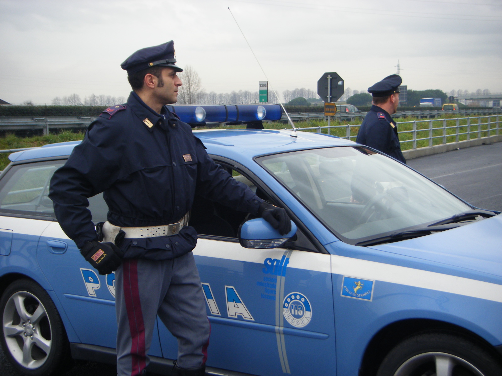 Tenta inversione in autostrada, rimane incastrato tra i new jersey 
