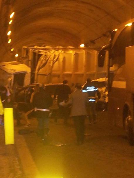Incidenti stradali: 4 morti in galleria: scontro su A20 Palermo-Messina 