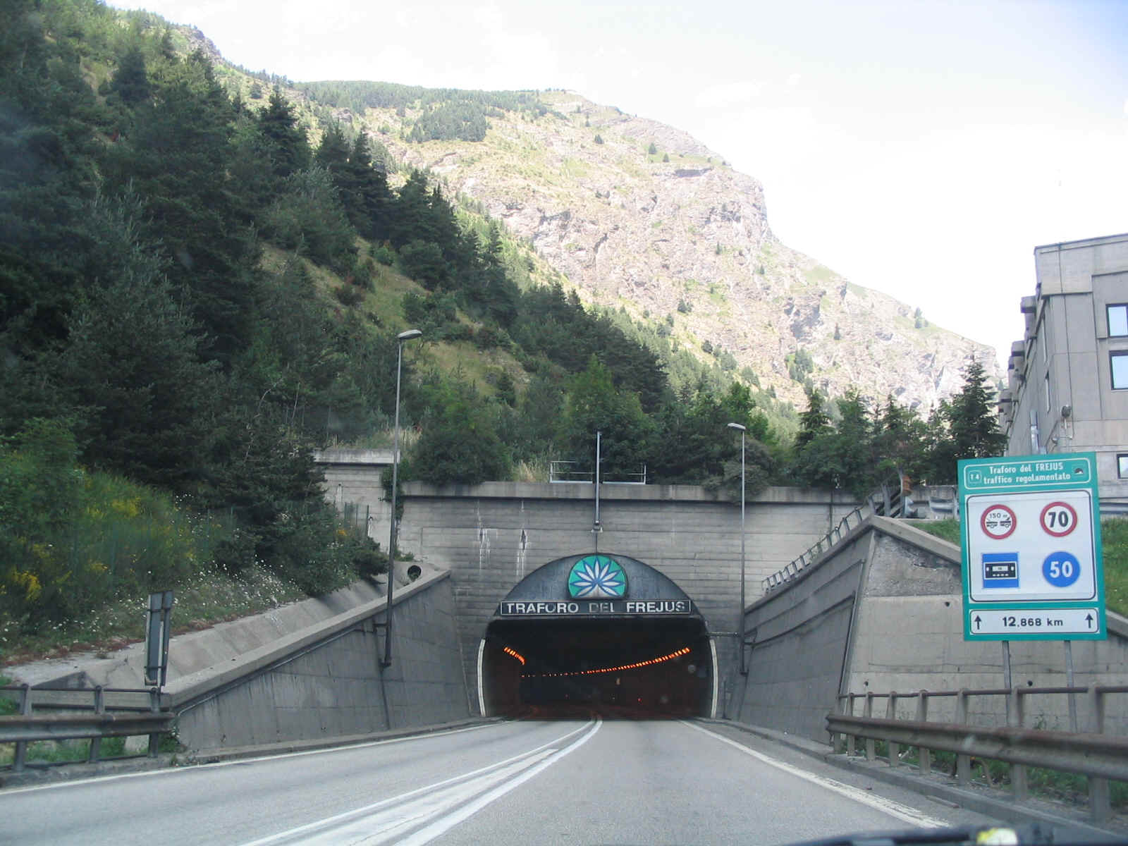 Tunnel del Frejus, prende fuoco un camion: un ferito, traforo chiuso