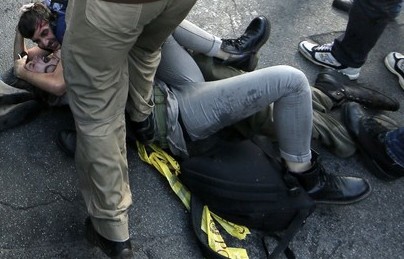 Ragazza calpestata durante scontri di Roma:  agente si presenta in Questura
