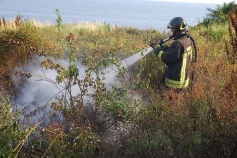Incendio in un bosco a Castelvittorio in provincia di Imperia