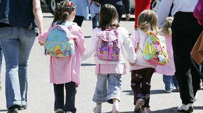Permette a bimbo di uscire da scuola, maestra denunciata