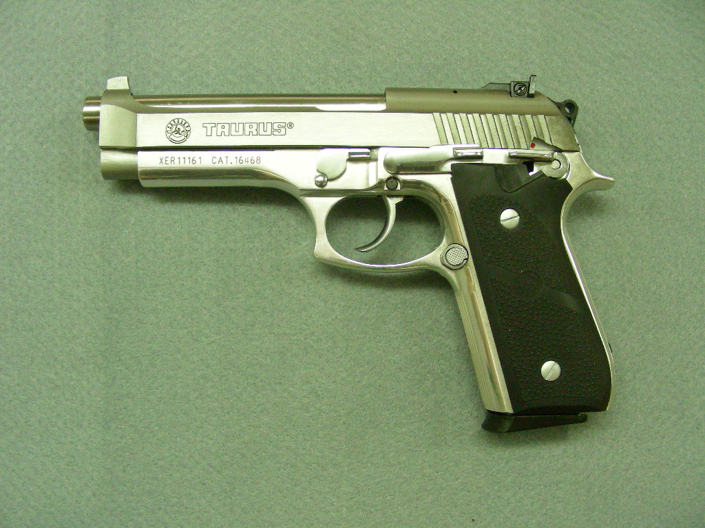 28enne arrestato: conservava una pistola sotto la sella del motorino
