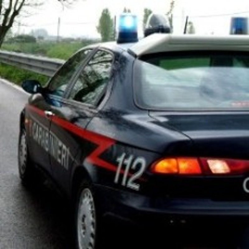 Studente sorpreso ad urinare sul muro della caserma: denunciato