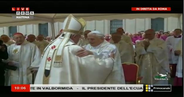 Roncalli e Wojtyla santi, San Pietro colma di fedeli per la canonizzazione