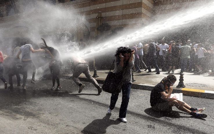  Istanbul,  scontri in piazza Taksim: almeno 130 feriti. Polizia lancia lacrimogeni