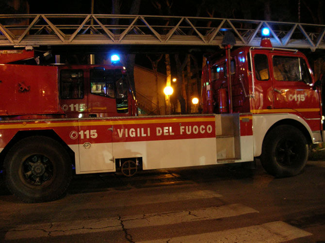 Savona, incidente stradale nella notte: auto precipita in un fossato
