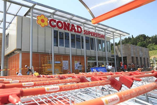 Fanno la spesa al supermercato senza pagare: denunciate due rumene 