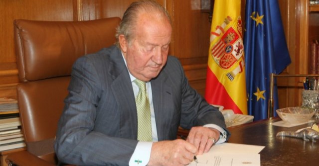 Juan Carlos abdica, migliaia in piazza per scegliere tra monarchia e repubblica