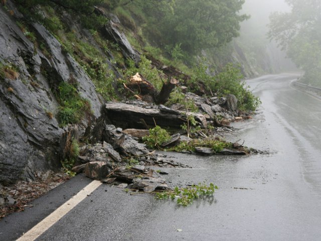 Via Montelungo chiusa per frana