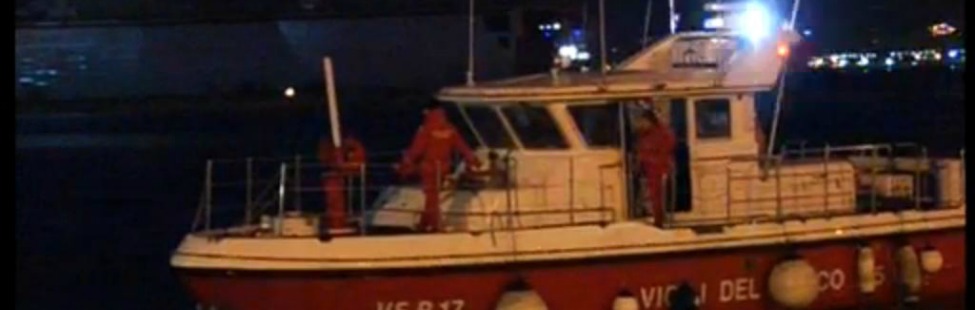 Imbarcazione affonda davanti alla diga, soccorsi i due occupanti